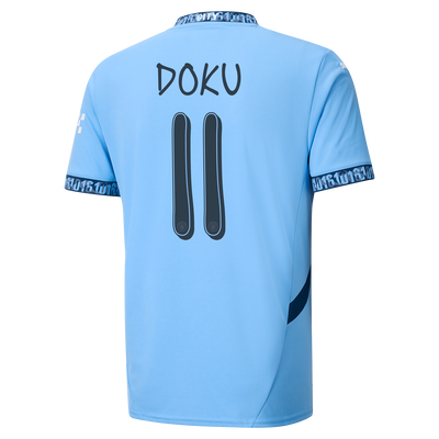 701230876CI001_pp_01_mcfc_2d1ddc84-3049-4f3e-bd11-6bbbe08a4457 #11 Doku Manchester City Home Jersey 2024/2025 - Imagem 1
