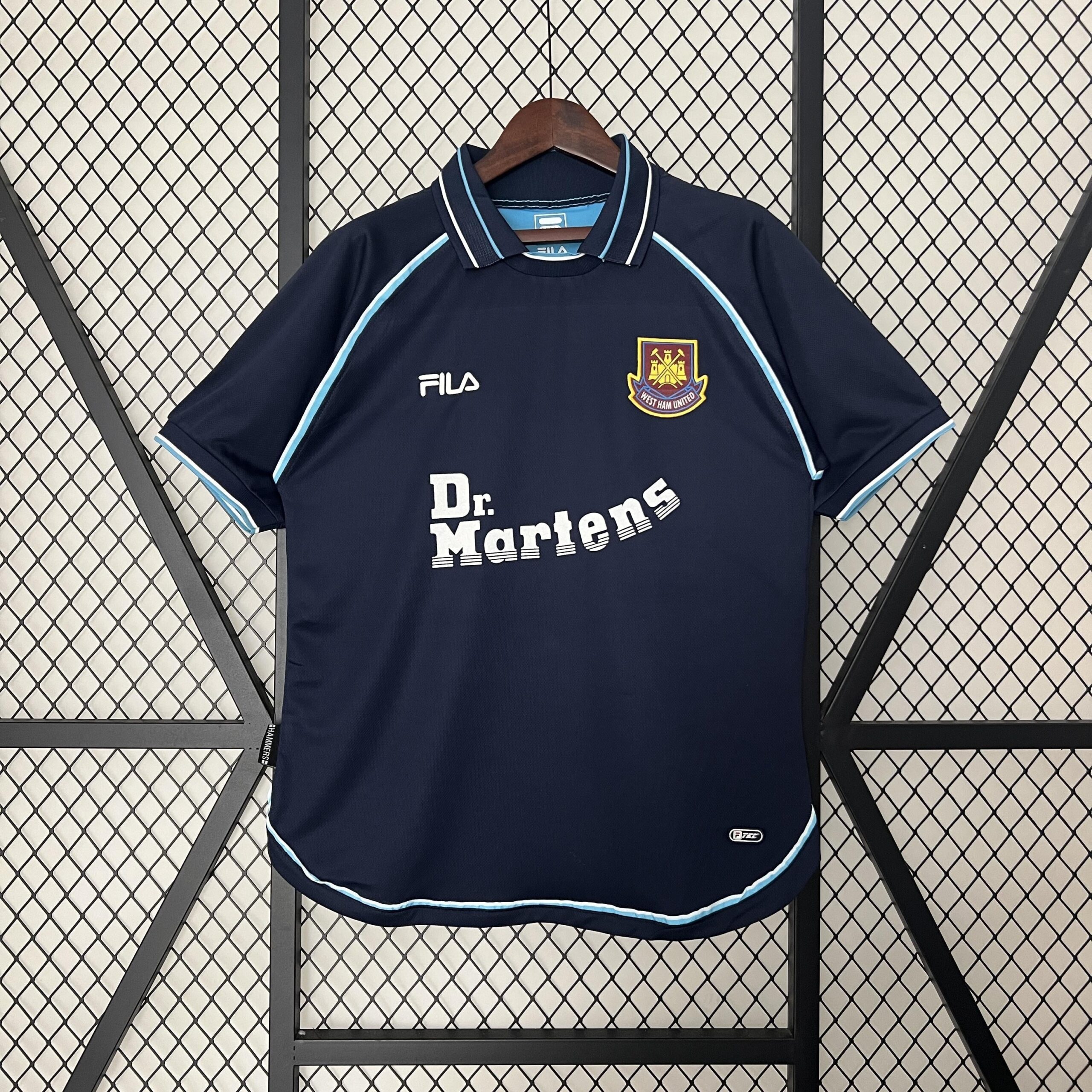 769c9f97_a10ea20e-4b49-4f16-b594-17f4b47b827e West Ham United Retro Third Jersey 1999/2001 - Imagem 1