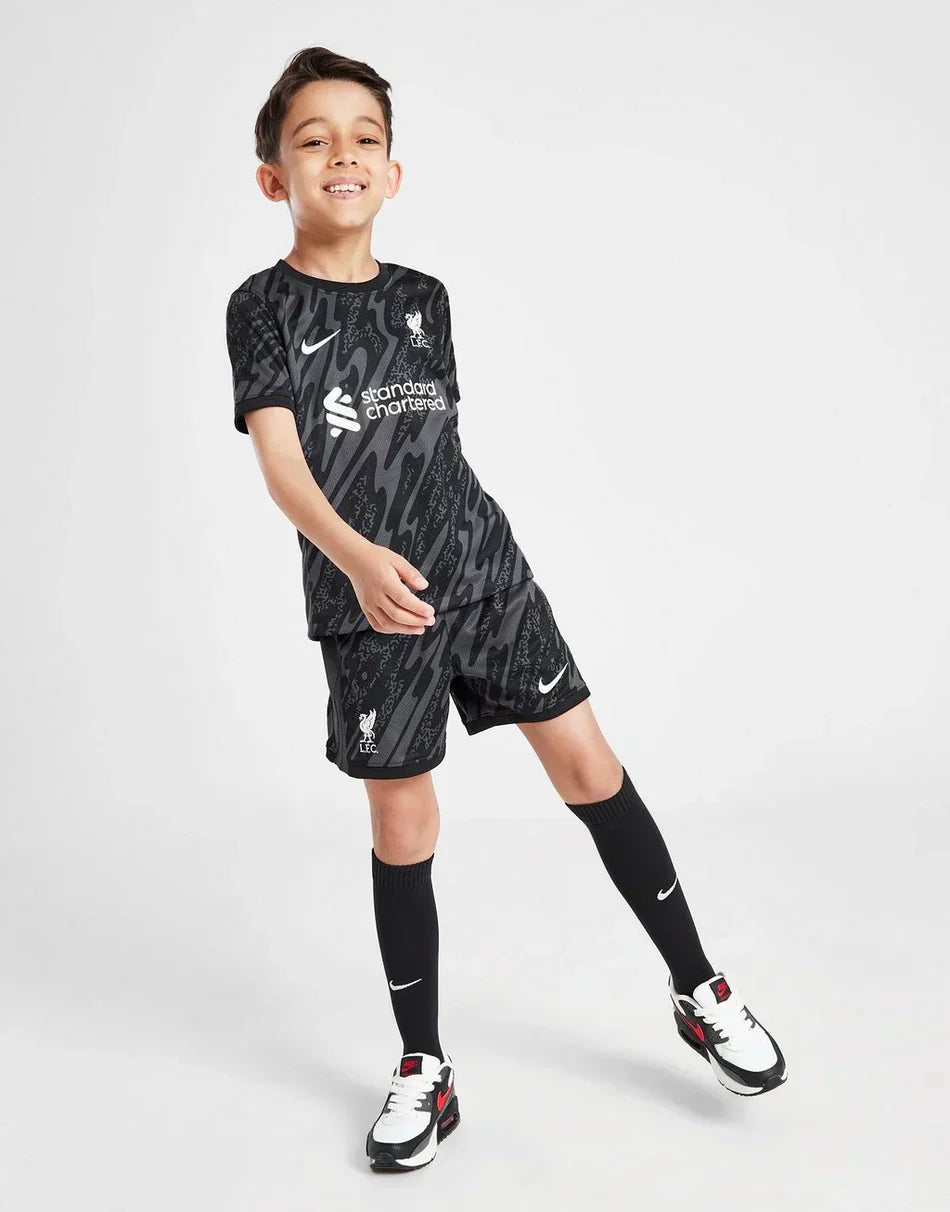 LiverpoolFC2024_25GoalkeeperHome1_e859f813-99ab-4a1a-98d6-15901e1aa158 Kids Liverpool GoalKeeper Home Kit 2024/2025 - Imagem 1